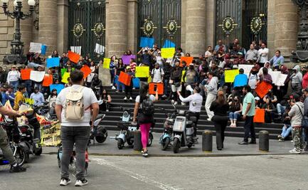 Manifestantes protestan frente al Congreso de CDMX; rechazan regulación de scooters y bicimotos