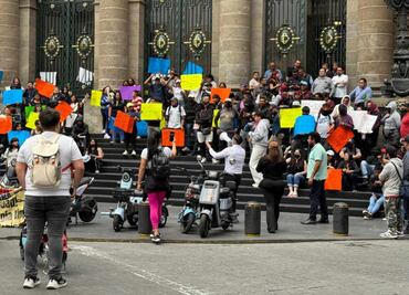 Manifestantes protestan frente al Congreso de CDMX; rechazan regulación de scooters y bicimotos