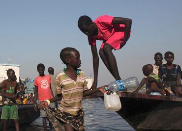 Mueren 23 niños en naufragio en Sudán; se dirigían a la escuela