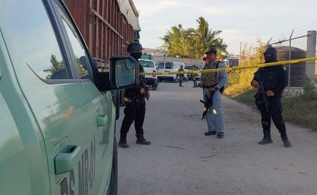 Elementos militares y de la Policía Federal realizaron un decomiso de mil litros de gasolina en el municipio de Tixkokob,Yucatán.(Cuauhtémoc Moreno Cabrera)