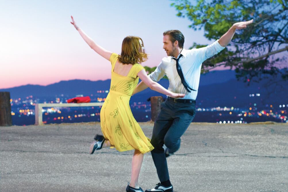 Emma Stone y Ryan Gosling protagonizan el musical que arrasó apenas este domingo en los Globos de Oro (CORTESÍA)