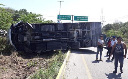 Reportan 11 lesionados tras volcadura de autobús en Cancún