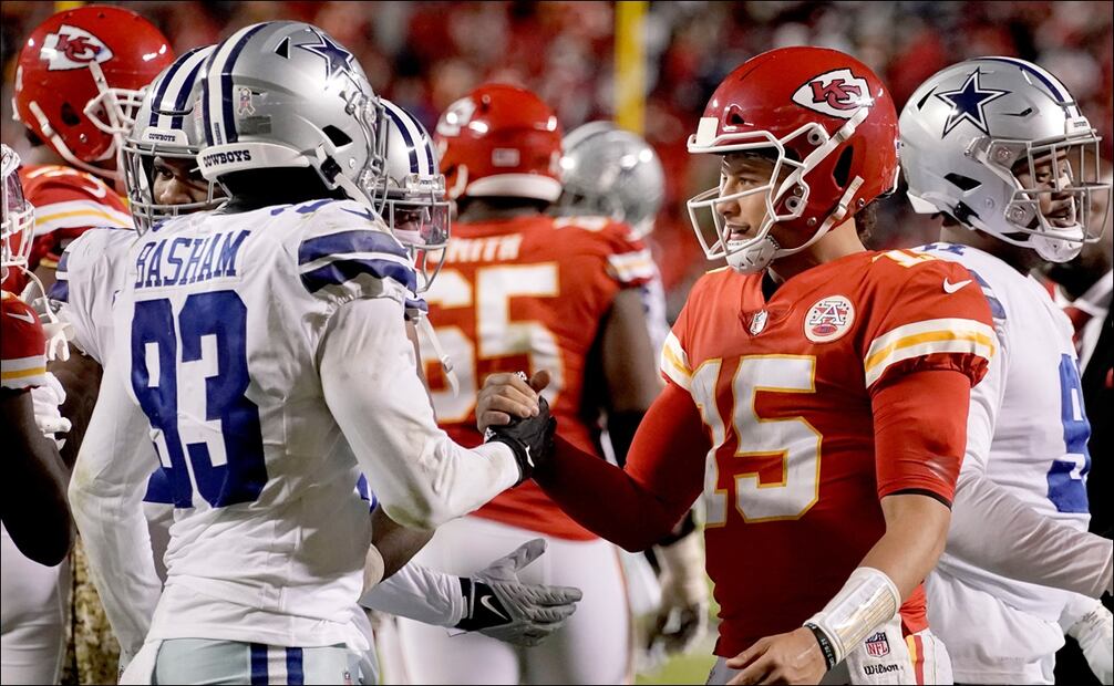 Patrick Mahomes (15), pasador de Chiefs, saluda al ala defensiva Tarell Basham (93), de Dallas. FOTO: AP