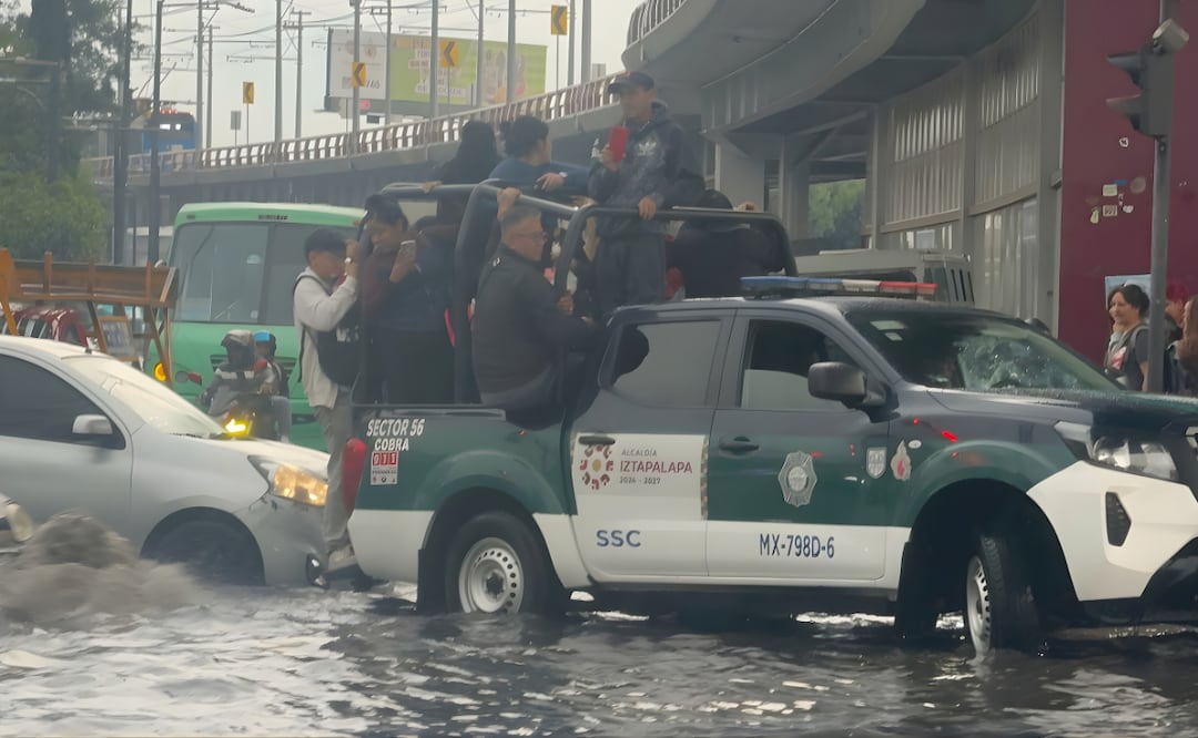 Personal de la Secretaría de Seguridad Ciudadana (SSC), trasladó a personas en unidades oficiales para ayudarlos a cruzar las zonas afectadas. Foto: Especial.
