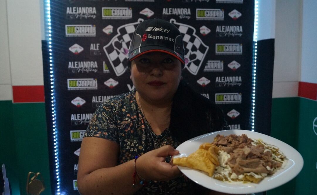 Valeria Martínez sosteniendo el platillo principal por el cual los fanáticos del automovilismo enloquecen / Foto: Luis Rodríguez/EL UNIVERSAL
