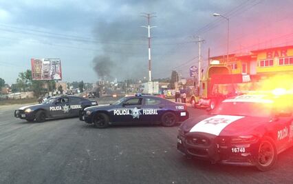 Pobladores retienen a funcionario y bloquean carretera en Puebla