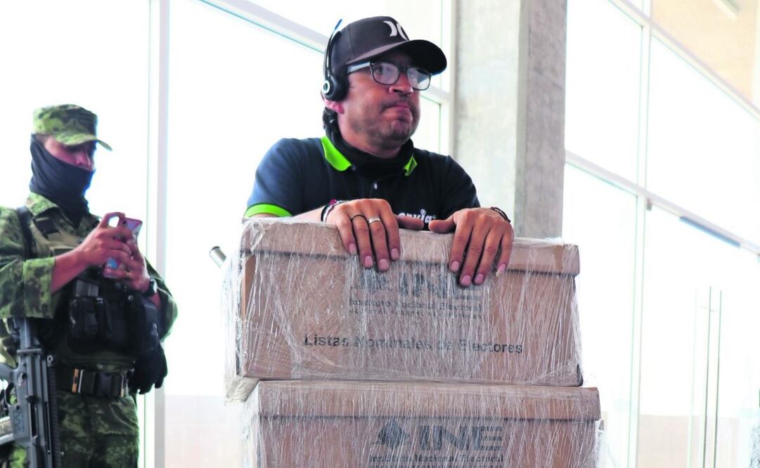 El material electoral llegó a las bodegas del INE bajo custodia militar, el cual fue recibido por consejeras y consejeros. Foto: Especial