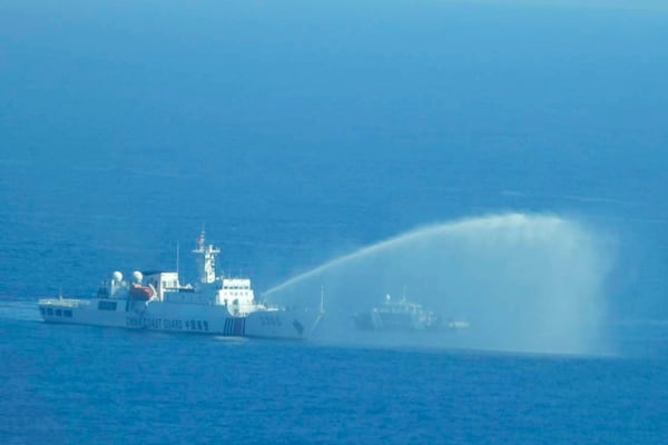 Barco de indonesia con 240 personas se pierde en plena ruta; despliegan operativo de búsqueda y rescate