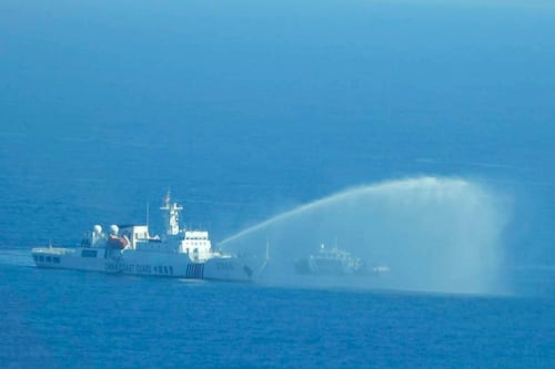 Barco de indonesia con 240 personas se pierde en plena ruta; despliegan operativo de búsqueda y rescate
