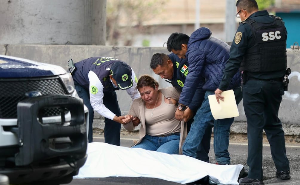 Minutos más tarde arribaron paramédicos al lugar; sin embargo, únicamente confirmaron que la víctima ya no contaba con signos vitales. | Foto: Valente Rosas.