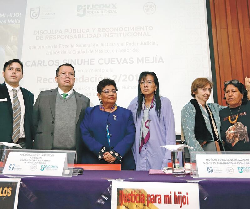 En el auditorio Digna Ochoa de la CDH local la fiscal capitalina, Ernestina Godoy, centro, ofreció una disculpa pública a la madre del activista. BERENICE FREGOSO. EL UNIVERSAL