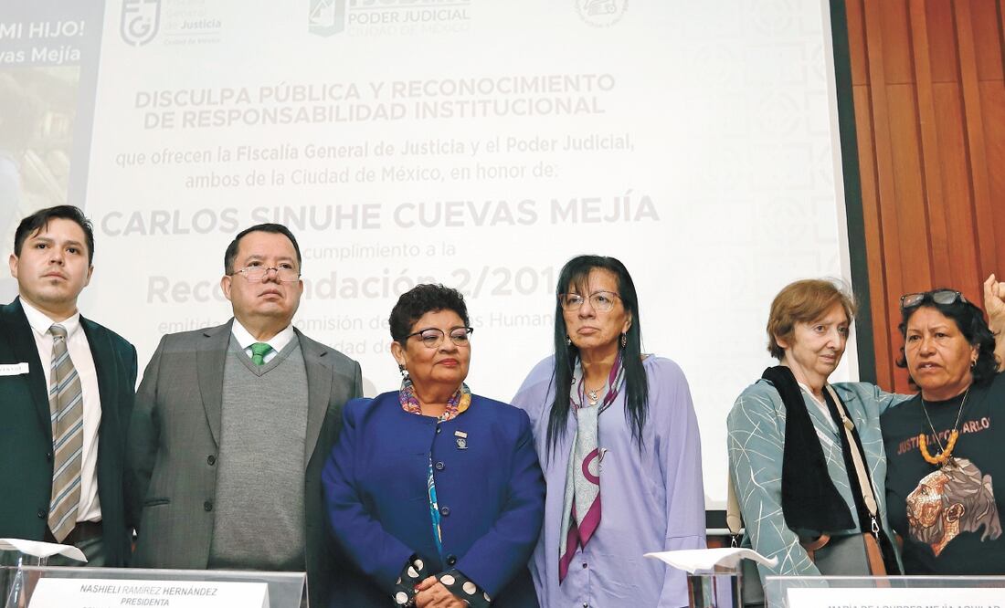 En el auditorio Digna Ochoa de la CDH local la fiscal capitalina, Ernestina Godoy, centro, ofreció una disculpa pública a la madre del activista. BERENICE FREGOSO. EL UNIVERSAL