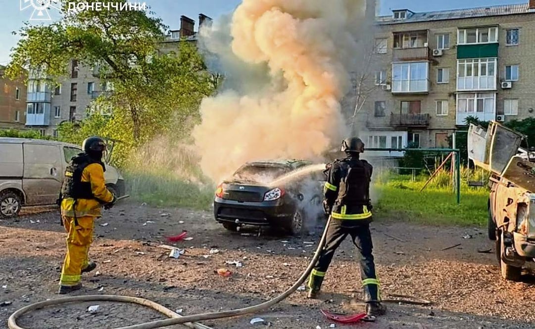 Personal de emergencias trabaja para extinguir un incen dio tras un ataque aéreo ruso en Kramatorsk, Donetsk. Foto: Ukrainian Emergency Service via AP