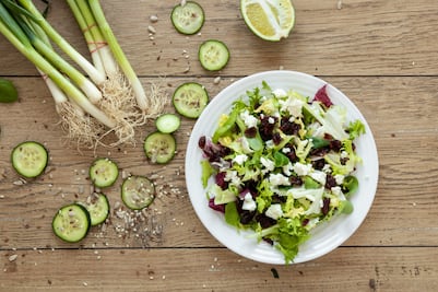 Prepara una refrescante ensalada con aguacate y queso