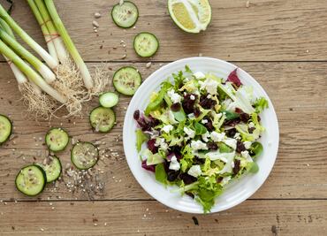Prepara una refrescante ensalada con aguacate y queso