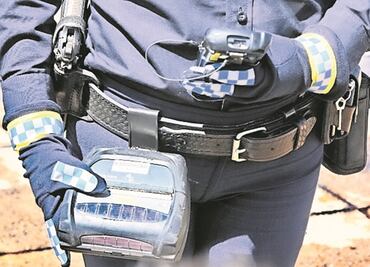 Captan a policía de Naucalpan presuntamente extorsionando a automovilista