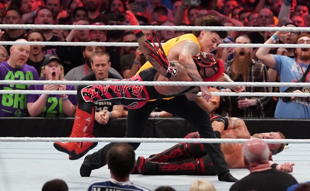 Dominik aplicando un lazo al cuello a su padre Rey Mysterio - FOTO: Cortesía WWE