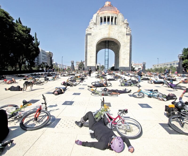 Los ciclistas posaron para una foto monumental con el fin de recordar a las víctimas diarias de conductores irresponsables. CARLOS MEJÍA. EL UNIVERSAL