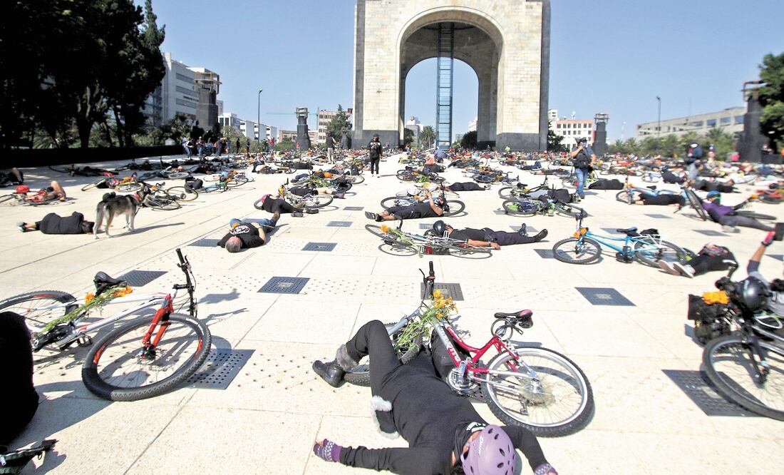 Los ciclistas posaron para una foto monumental con el fin de recordar a las víctimas diarias de conductores irresponsables. CARLOS MEJÍA. EL UNIVERSAL
