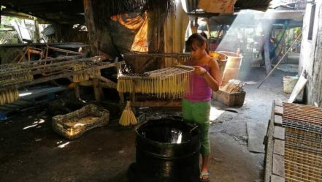 Elaboración de velas, tradición familiar en Tabasco