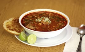 ¡Peculiar! El pozole antes se comía con carne humana, así era su preparación