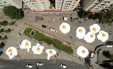 Huevos fritos gigantes invaden Santiago de Chile