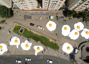 Huevos fritos gigantes invaden Santiago de Chile