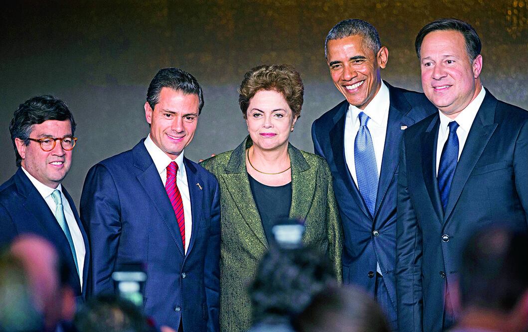 De izquierda a derecha, el titular del Banco Interamericano de Desarrollo (BID), Luis Alberto Moreno, y los presidentes de México, Enrique Peña Nieto; Brasil, Dilma Rousseff; Estados Unidos, Barack Obama, y de Panamá, Juan Carlos Varela (AP)
