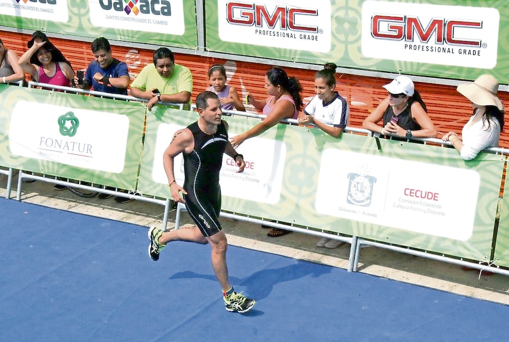 El gobernador de Oaxaca, Alejandro Murat, recorrió 10 kilómetros en la disciplina de atletismo, como parte del triatlón Huatulco GMC 2017. (TOMADA DE FACEBOOK)