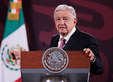 Morena rememora rutina de AMLO cuando fue Presidente; mañanera, supervisión de obras y jugar beisbol