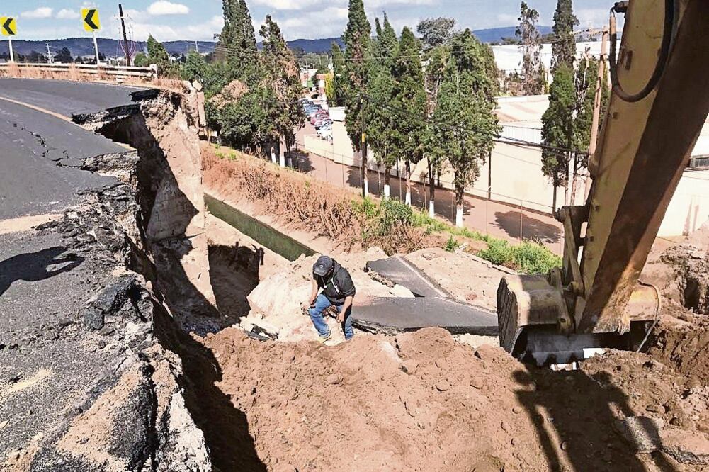 En la carretera se formó una oquedad superior a los cinco metros de diámetro y una profundidad de aproximadamente tres metros (ESPECIAL)