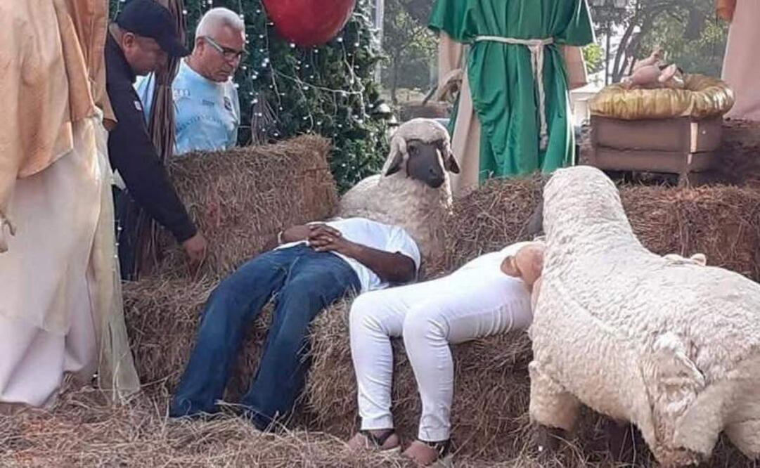 Personas en estado de ebriedad se duermen sobre nacimiento en plaza de Tampico (29/12/2024). Foto: Especial