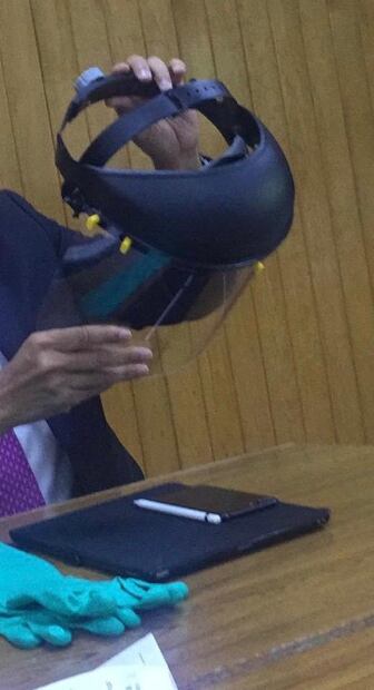 Compran caretas de albañil para enfrentar el coronavirus