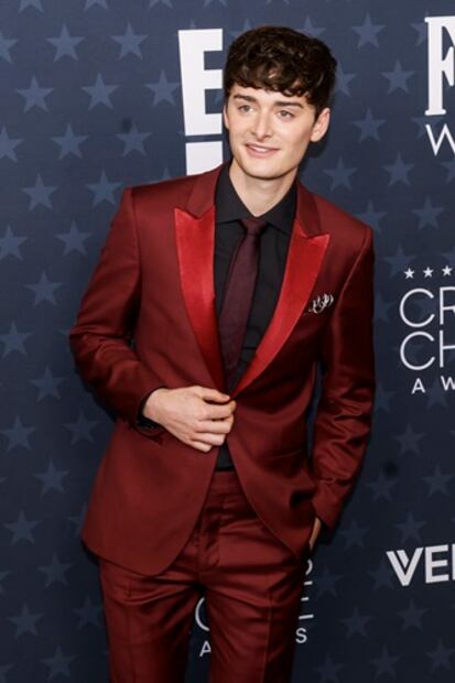 El actor de "Stranger Things" fue de los pocos que se arriesgó con un look colorido. Foto: EFE