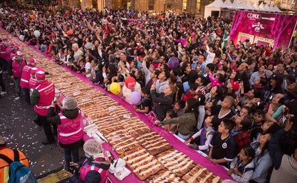 Reparten Rosca de Reyes de mil 440 metros en el Zócalo