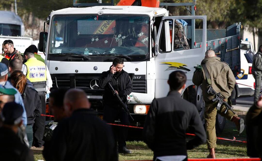 El incidente se registró cuando de manera sorpresiva el conductor se desvió del camino y arrolló a más de una decena de personas en Jerusalén Este (Foto: EFE)