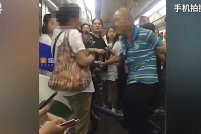 Anciano en China cachetea a mujer por no cederle su asiento en el metro