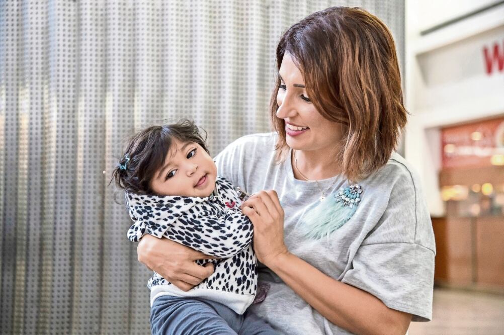 Zoe tiene un año con nueve meses, y aunque no camina y no ha dicho sus primeras palabras, su madre, Lidia, no se desanima. Celebramos cada logro, dice.