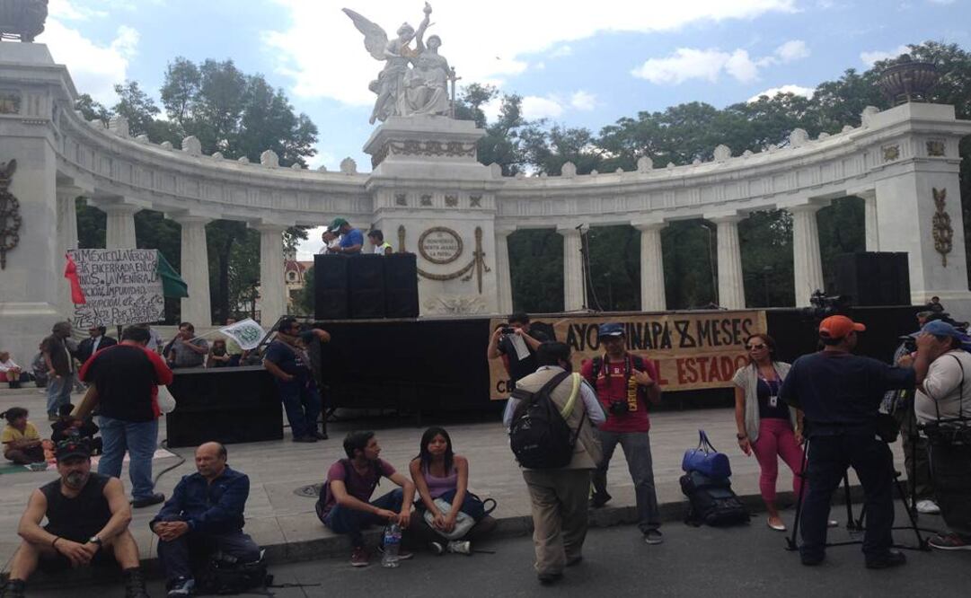 El contingente realizará un mitin en el Hemiciclo a Juárez en el marco del octavo mes de la desaparición de 43 normalistas de Ayotzinapa (Foto: Julián Sánchez / EL UNIVERSAL)