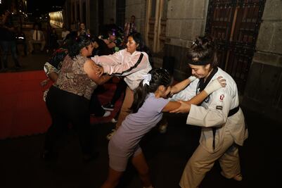 8M: Mujeres toman clase gratuita de defensa personal en el Centro; "ninguna puede bajar la guardia ante cualquier peligro", aseguran