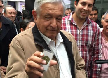 AMLO muestra amuletos de la suerte previo a visitar tierra de “El Chapo”