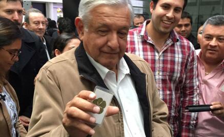 AMLO muestra amuletos de la suerte previo a visitar tierra de “El Chapo”