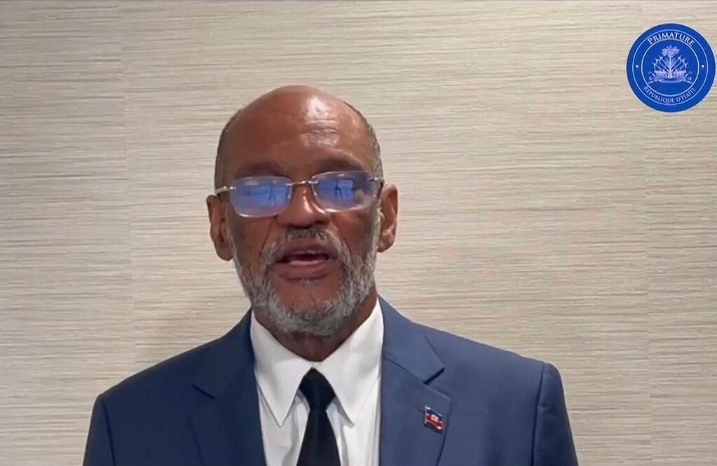 Captura de vídeo que muestra al primer ministro de Haití, Ariel Henry, durante el anuncio de su dimisión junto a su Gobierno en cuanto haya un consejo presidencial de transición. EFE