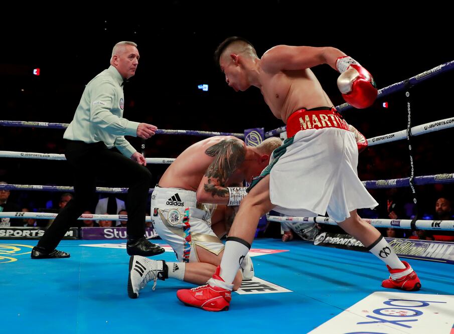 El británico Charlie Edwards ya tenía una rodilla en la lona, cuando el mexicano Martínez le dio un último golpe