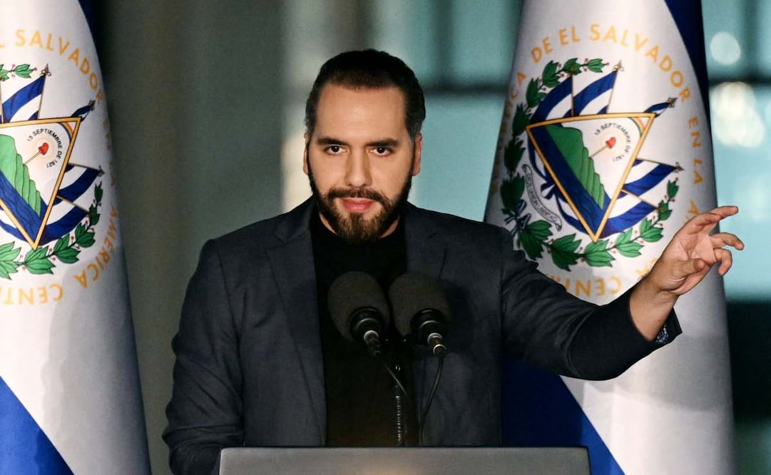El presidente de El Salvador, Nayib Bukele, gesticula mientras pronuncia un discurso durante la inauguración de la nueva sede de la Fiscalía General de la República (FGR) en Antiguo Cuscatlán, El Salvador, el 19 de mayo de 2026. Nayib Bukele ha obtenido la candidatura de su partido para aspirar a un tercer mandato presidencial, tras unas polémicas reformas legales que le permitieron postularse en las elecciones previstas para el próximo año. El partido Nuevas Ideas proclamó a Bukele como su candidato a última hora del 12 de julio de 2026, tras ganar las elecciones internas, de cara a los comicios nacionales programados para febrero de 2027. Foto: AFP