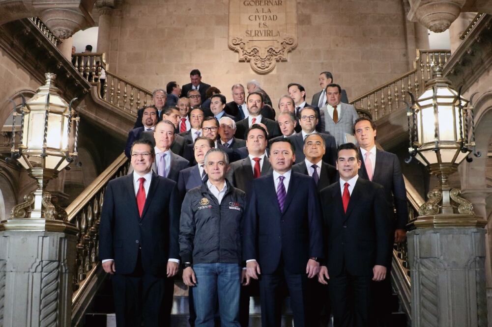 Durante una reunión privada con el secretario de Gobernación, Miguel Ángel Osorio Chong, y gobernadores, Miguel Ángel Mancera dio a conocer que hasta el momento el Instituto de Ciencias Forenses ha digitalizado 3 mil 773 huellas (ESPECIAL)