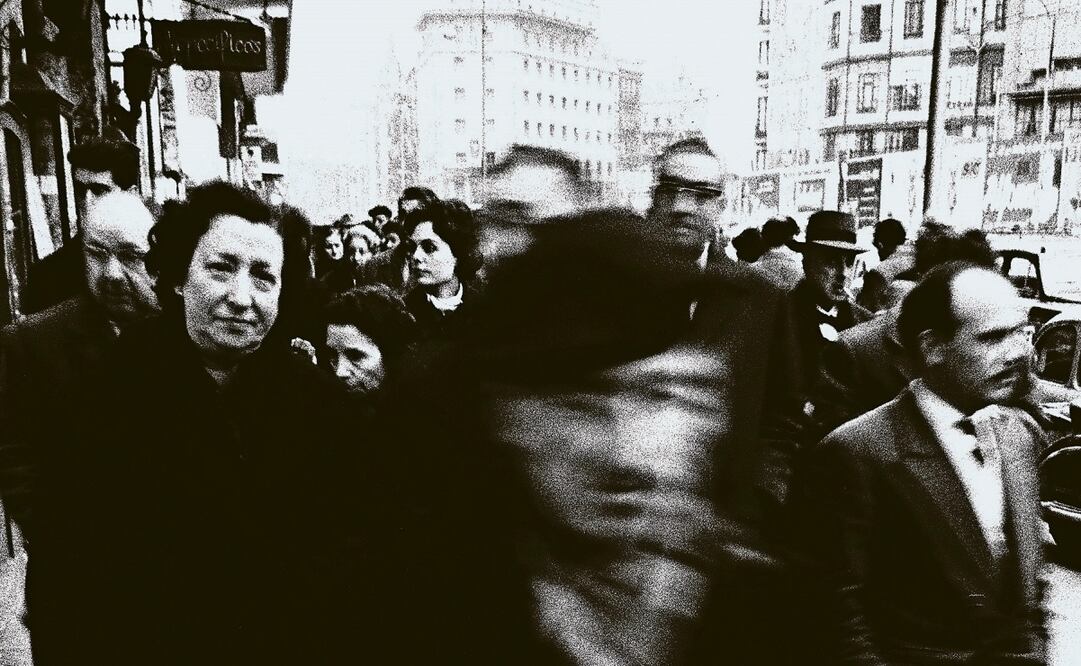 Calle Pelayo, Barcelona, 1962. De la serie “Barcelona blanc i negre”. Foto: Xavier Miserachs. ©Herederas Xavier Miserachs
