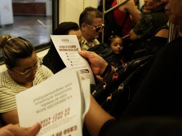 Diputados de Morena CDMX reparten volantes en Línea 2 del Metro; informan acciones contra pinchazos