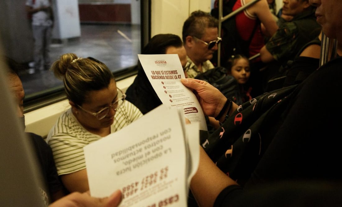 Distribuyen volantes en el Metro para informar sobre las acciones contra los pinchazos (06/05/2025). Foto: Especial