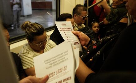 Diputados de Morena CDMX reparten volantes en Línea 2 del Metro; informan acciones contra pinchazos